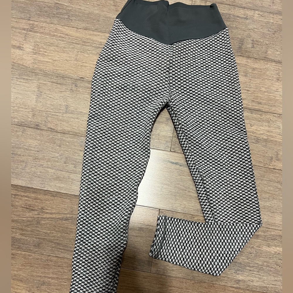 Women's Gray Textured Leggings - Picture 5 of 10